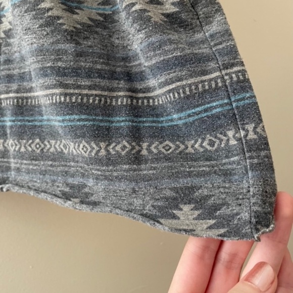 2/$15 M- American Eagle Outfitters Gray and Blue Diamond Striped Crop Top - Picture 3 of 4